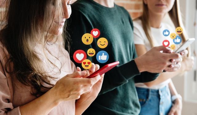 Social-Media-Nutzung Junge Menschen nutzen Social Media auf dem Handy